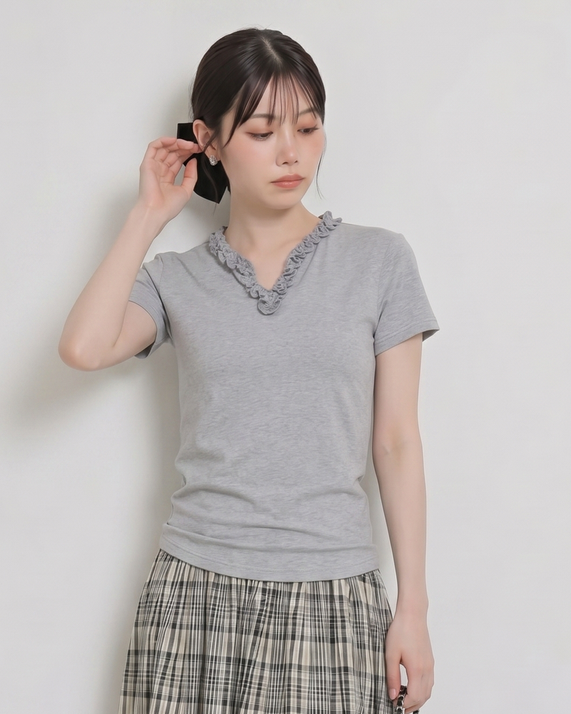 フリルVネック すっきりフィット 半袖 グレーTシャツ