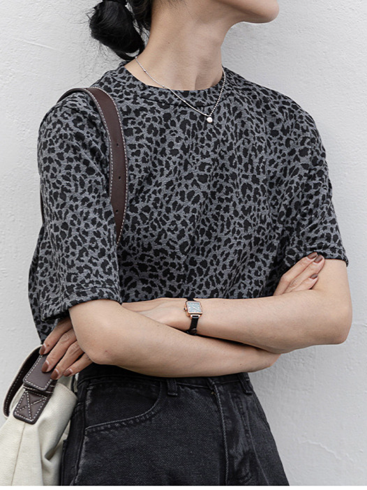 スモーキーグレー レオパード柄 スリムフィット 半袖Tシャツ