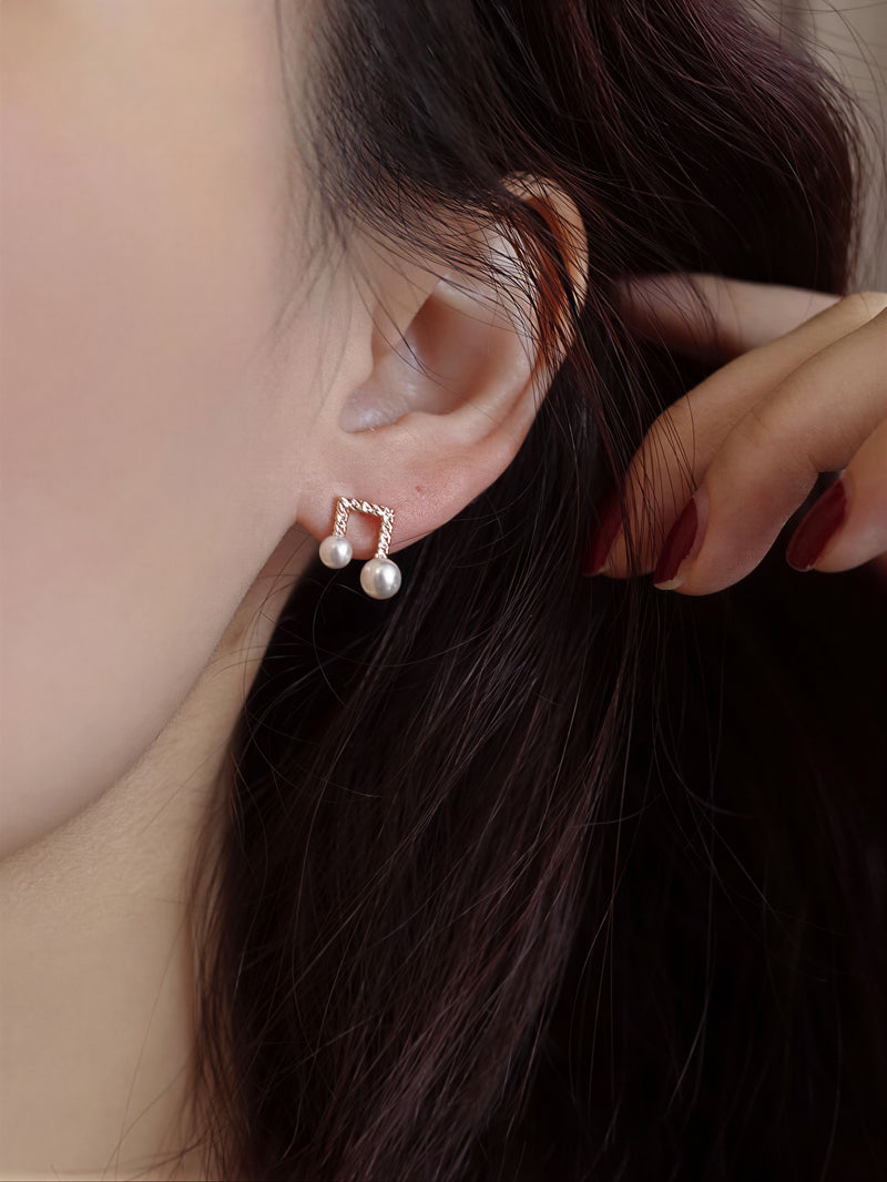 【S925シルバーポスト】繊細な音符 パールアクセント 輝くスタッドピアス
