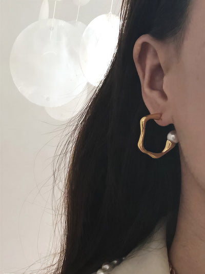 パール付き アシンメトリーライン Cシェイプ フープピアス