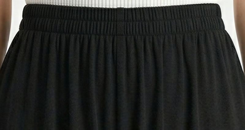 ウエストゴムのハイウエスト、落ち感のあるワイドスカートパンツ