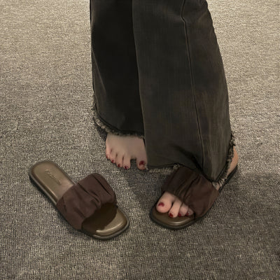 ギャザーワイドストラップ ソフトボア包み込み フラットスライドサンダル