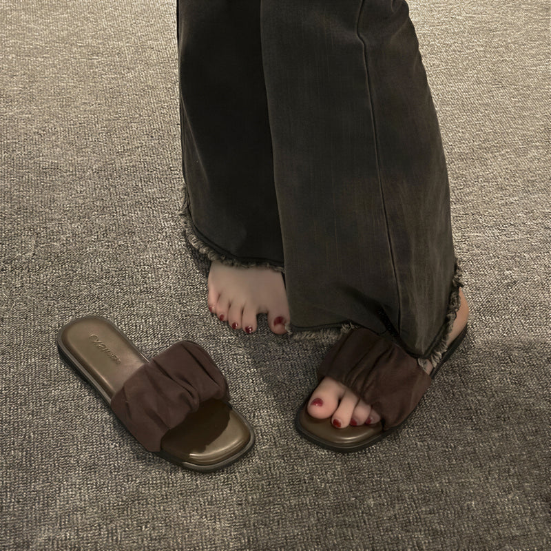 ギャザーワイドストラップ ソフトボア包み込み フラットスライドサンダル