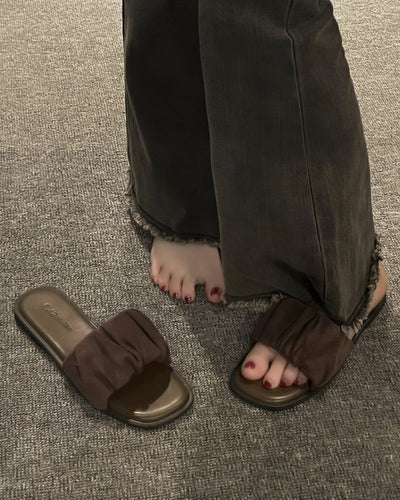 ギャザーワイドストラップ ソフトボア包み込み フラットスライドサンダル