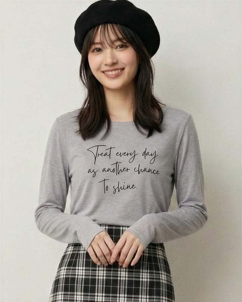 ライトグレー クルーネック 手書き風ロゴプリント スリムフィット 長袖Tシャツ