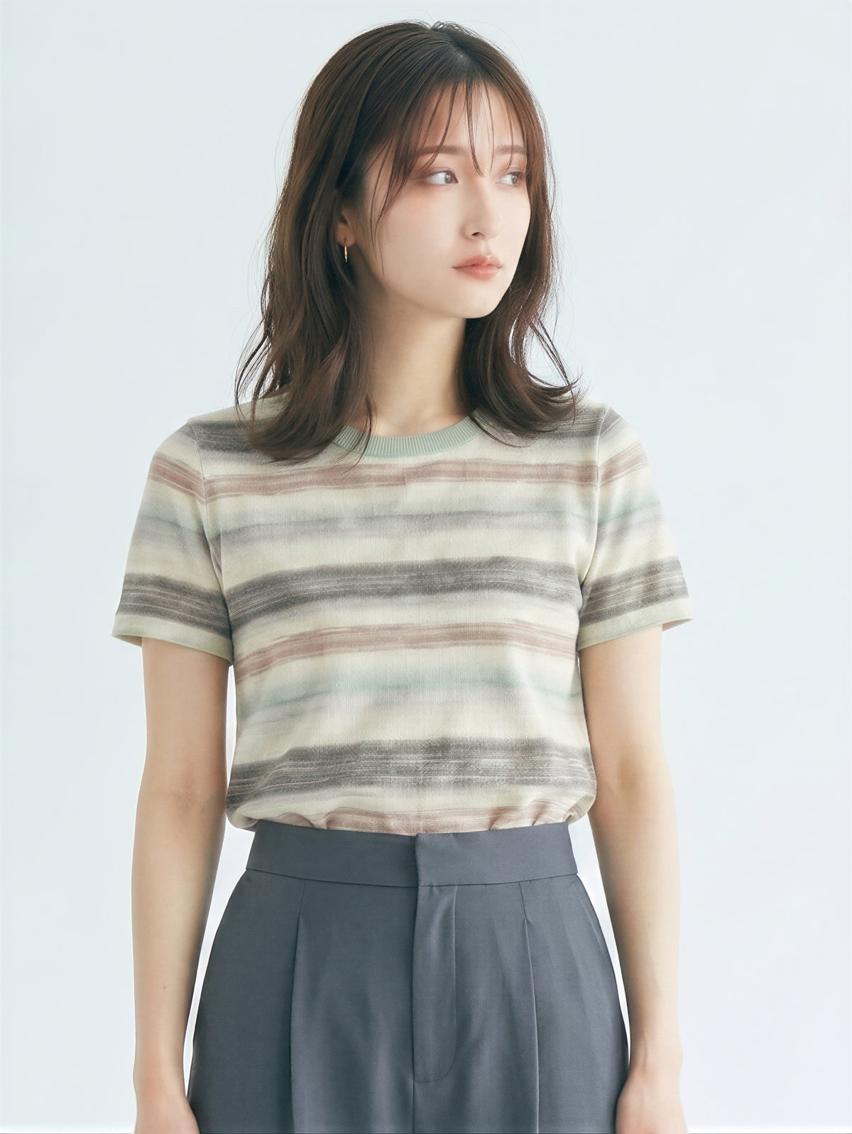 やわらかなグラデーションボーダーのスリムTシャツ