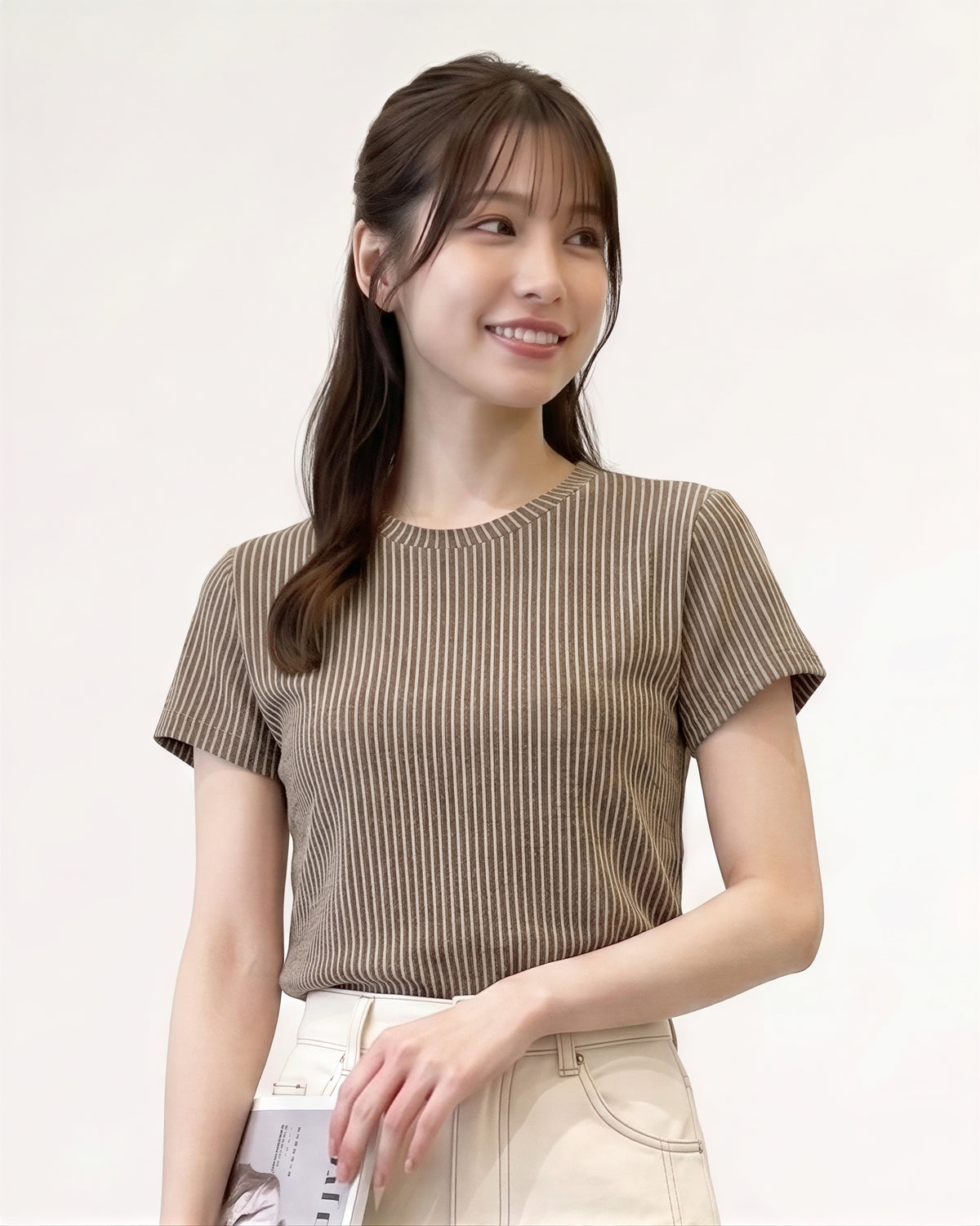 モカチョコ色！ストライプTシャツ独特の雰囲気のデザイン感