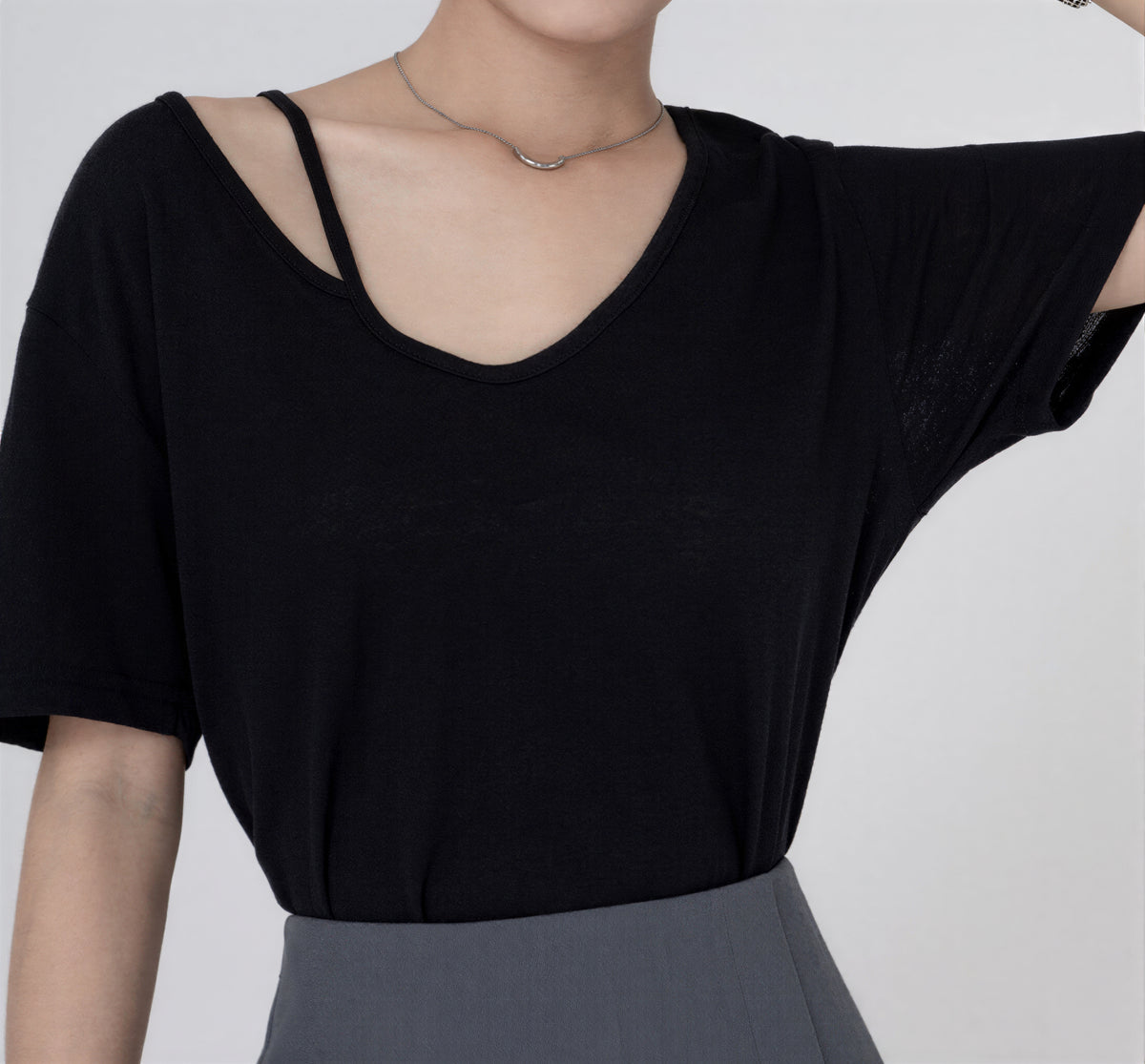 カットアウトオフショルダー ワイドネックTシャツ