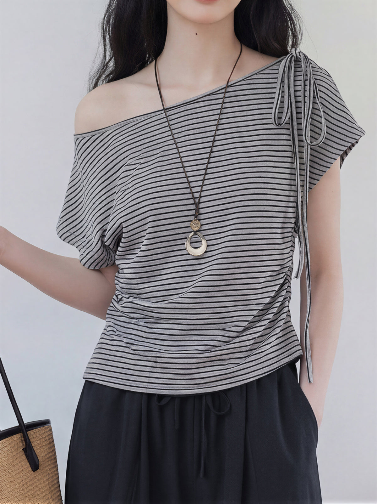 ワンショルダー風リボン付きボーダーTシャツ