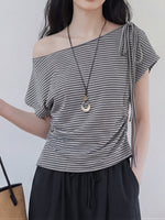 ワンショルダー風リボン付きボーダーTシャツ
