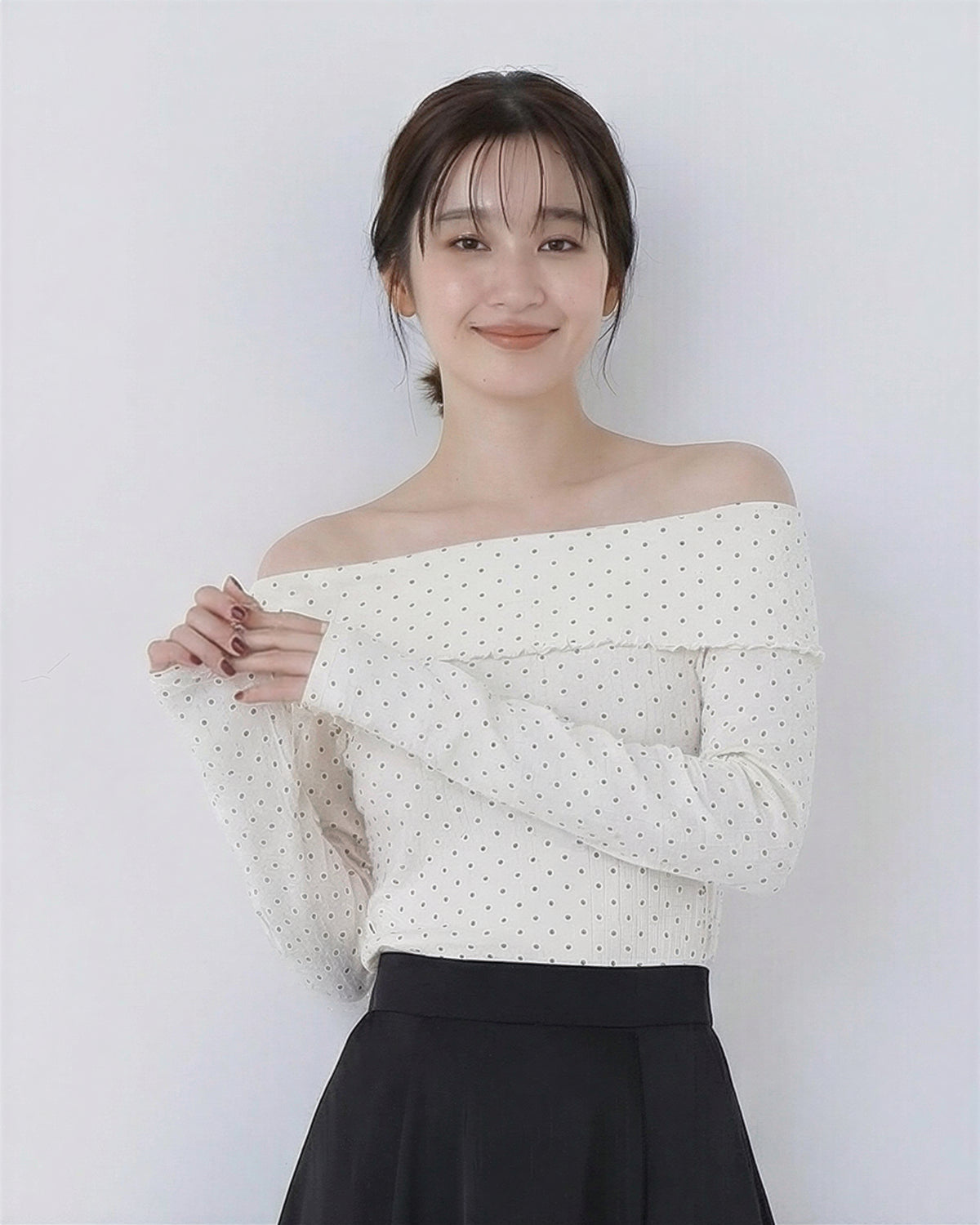 オフショル風 フリルネック 小ドット柄 フィットTシャツ