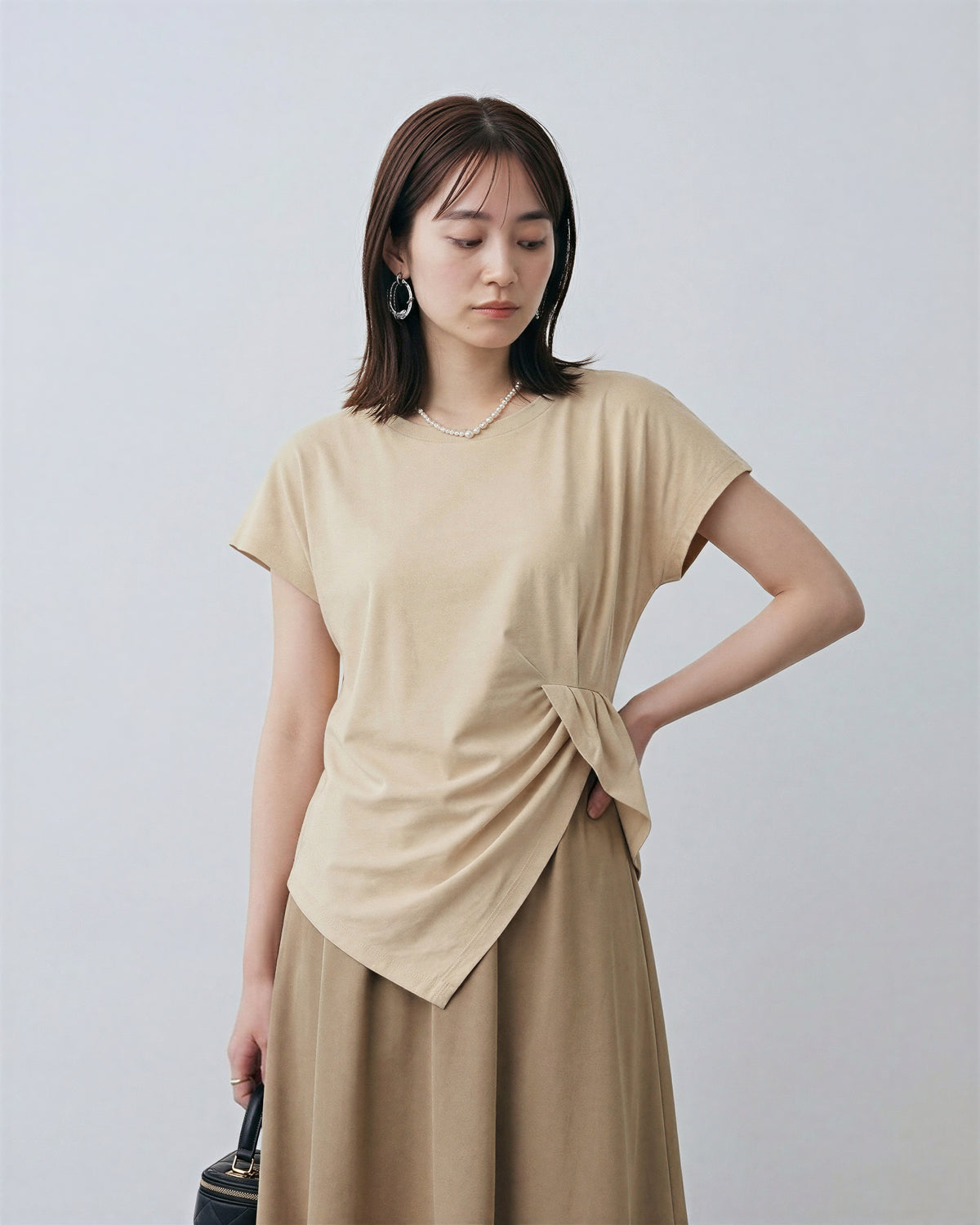 サイドウエストツイストギャザー アシンメトリーヘム 半袖Tシャツ