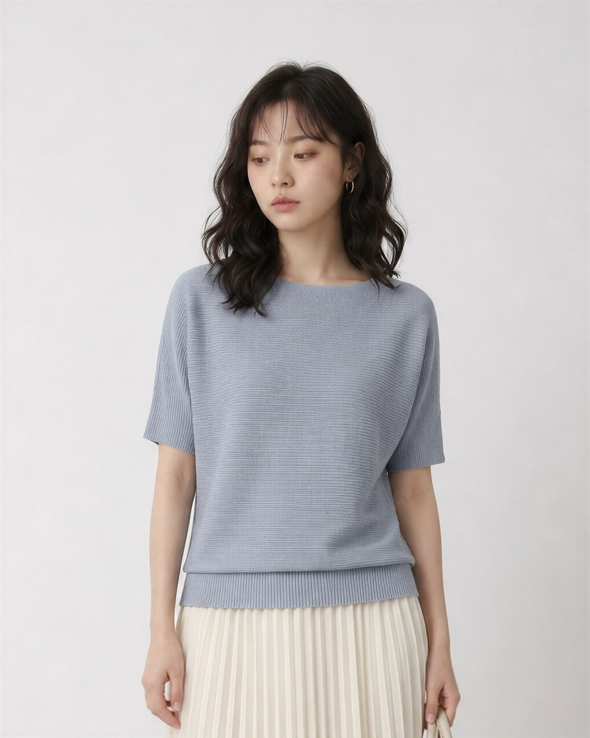 ゆったりシルエットのドロップショルダー リブニット