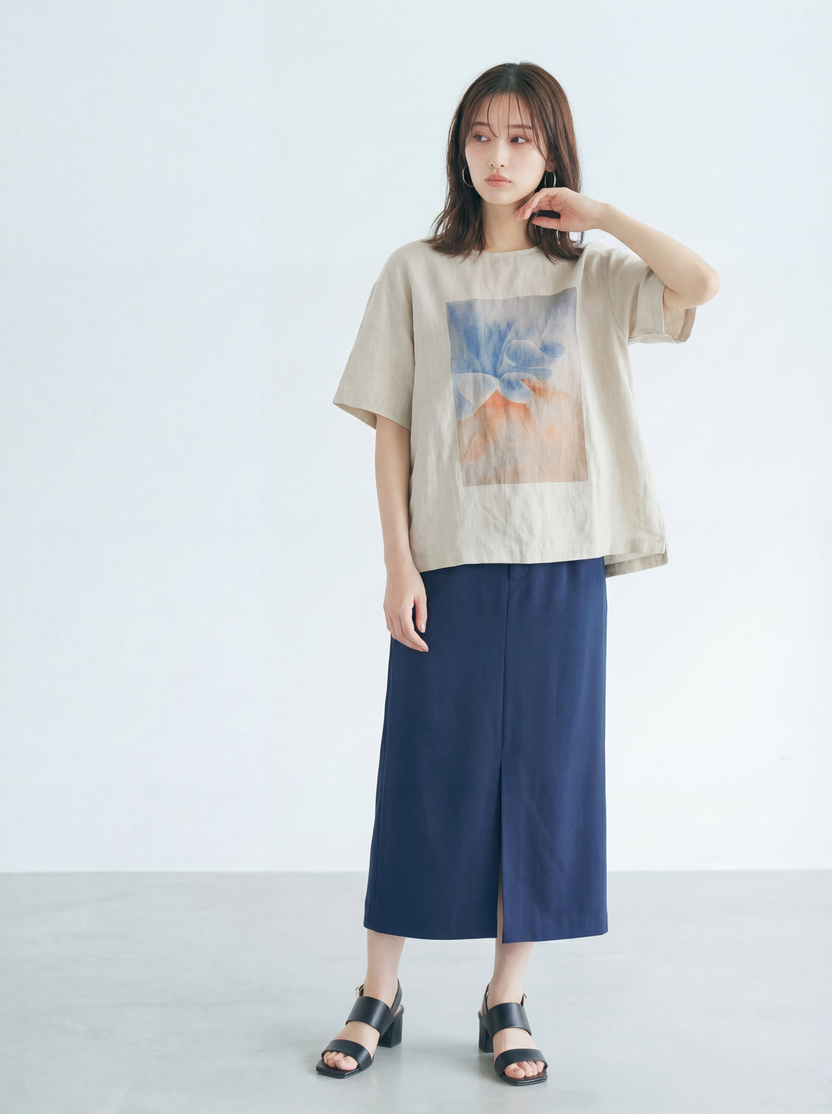 ライトベージュ ゆったりドロップショルダー クルーネック プリント半袖Tシャツ