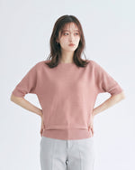 ゆったりシルエットのドロップショルダー リブニット
