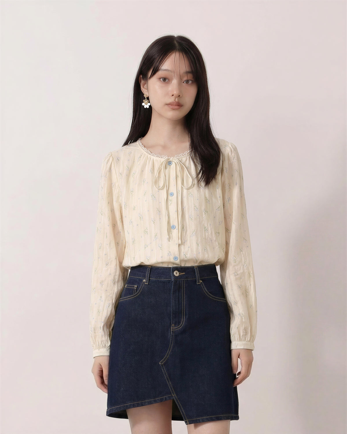 リボン付き ラウンドネック 小花柄 ギャザー感 長袖シャツ