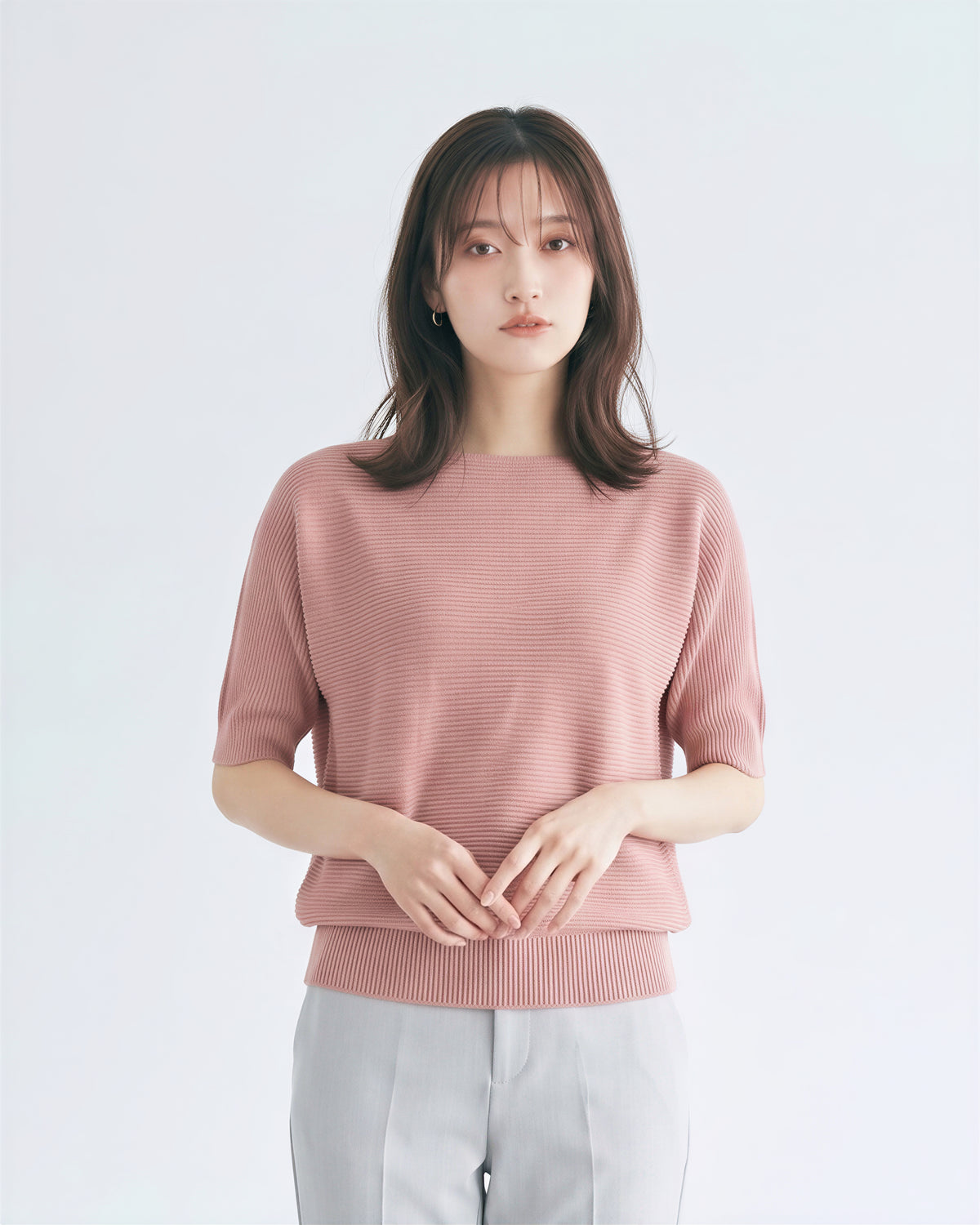 ゆったりシルエットのドロップショルダー リブニット