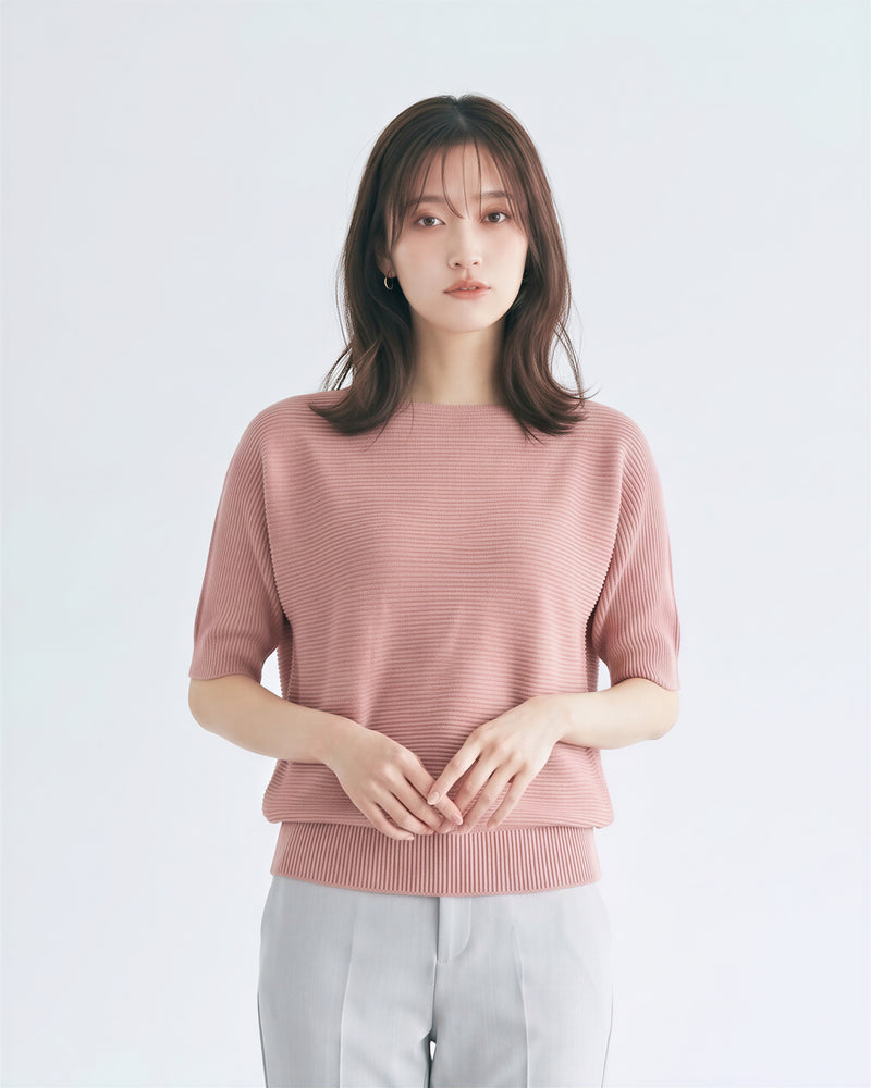 ゆったりシルエットのドロップショルダー リブニット