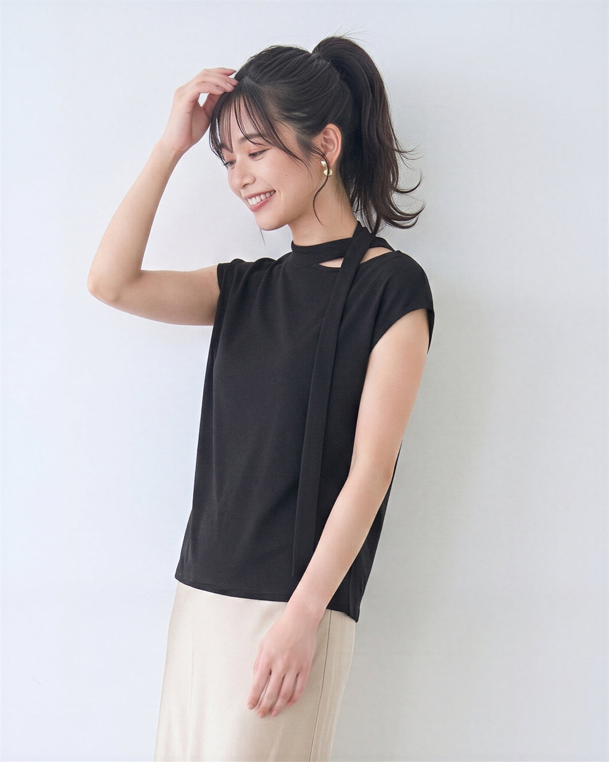 ラウンドネック＆リボンデザイン すっきり見え半袖Tシャツ