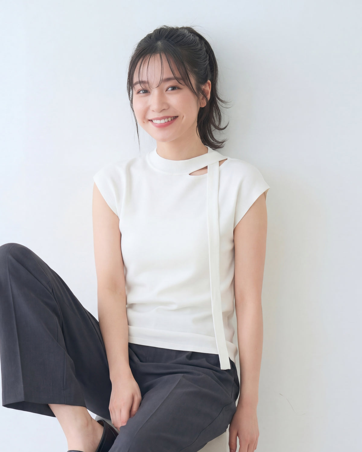 ラウンドネック＆リボンデザイン すっきり見え半袖Tシャツ-ホワイト-XL