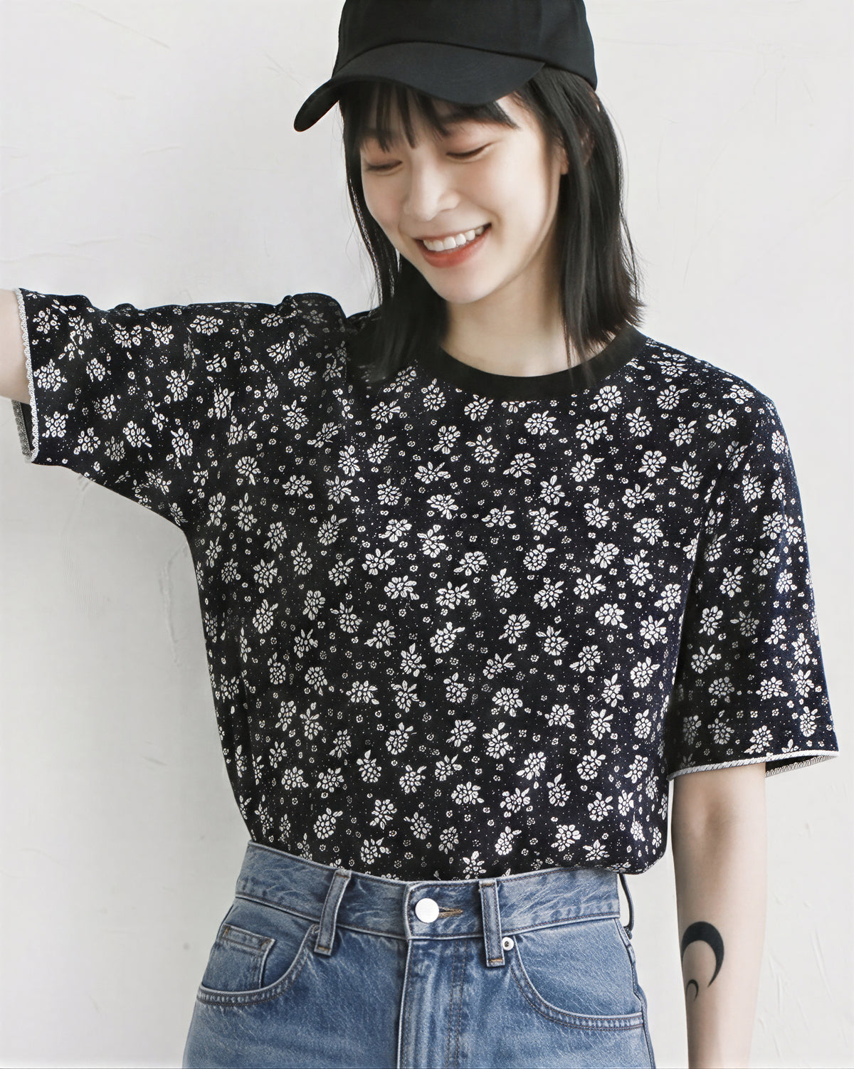 ブラック小花柄スリム半袖Tシャツ