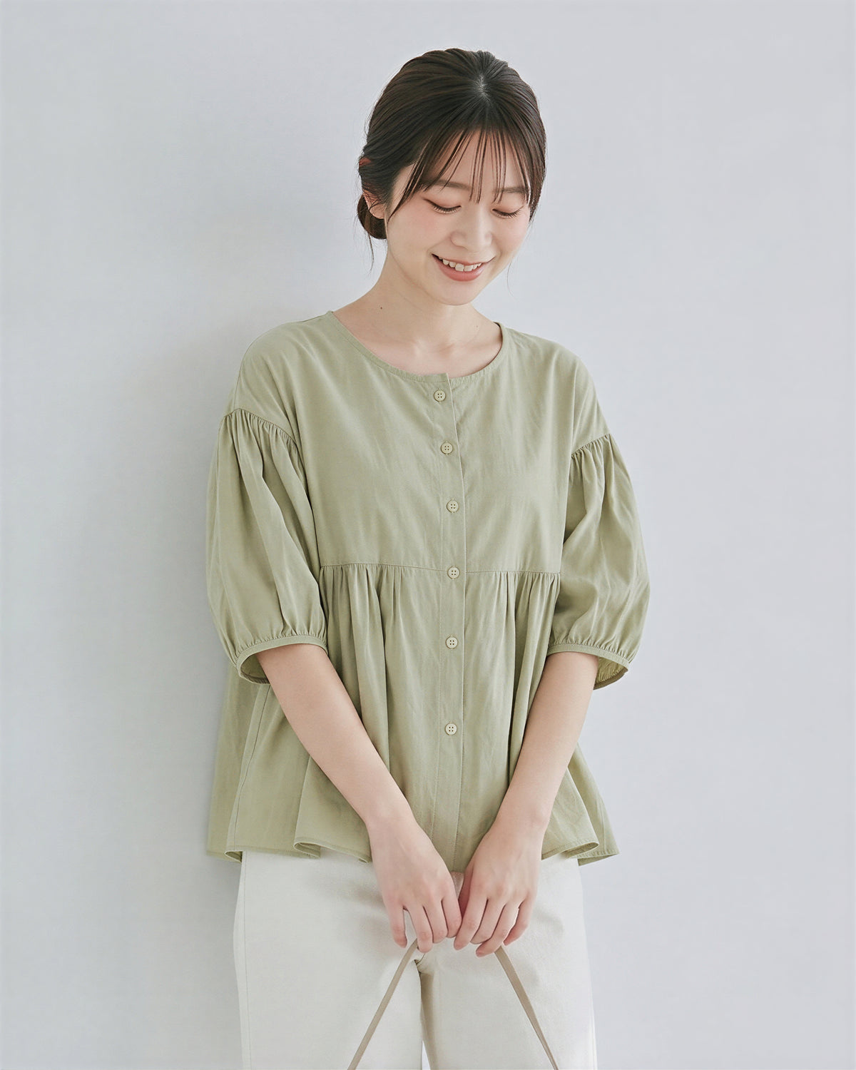 ラウンドネック ギャザー入りフレアシャツ