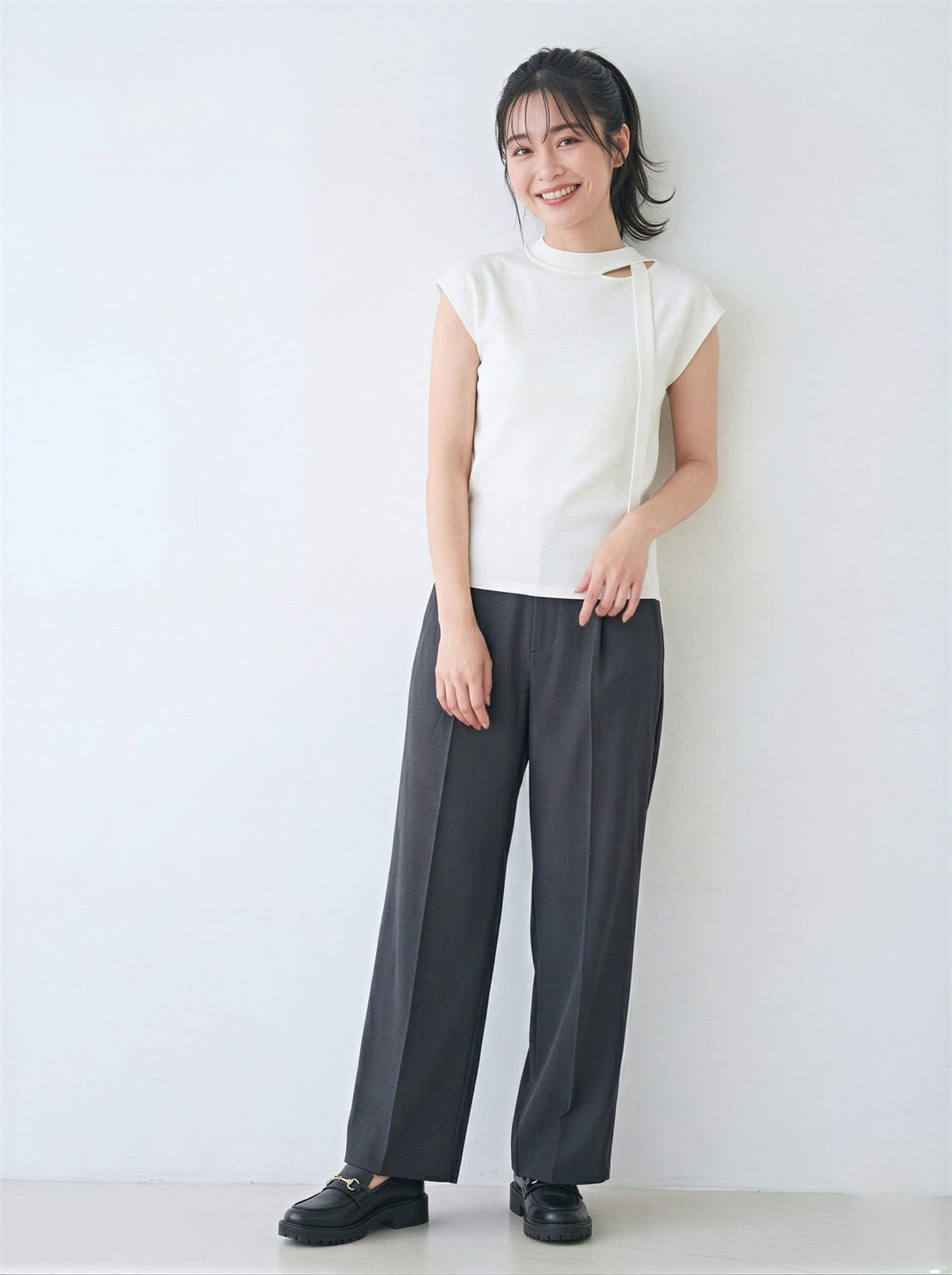 ラウンドネック＆リボンデザイン すっきり見え半袖Tシャツ