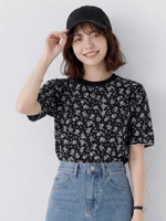 ブラック小花柄スリム半袖Tシャツ