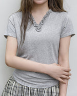 フリルVネック すっきりフィット 半袖 グレーTシャツ