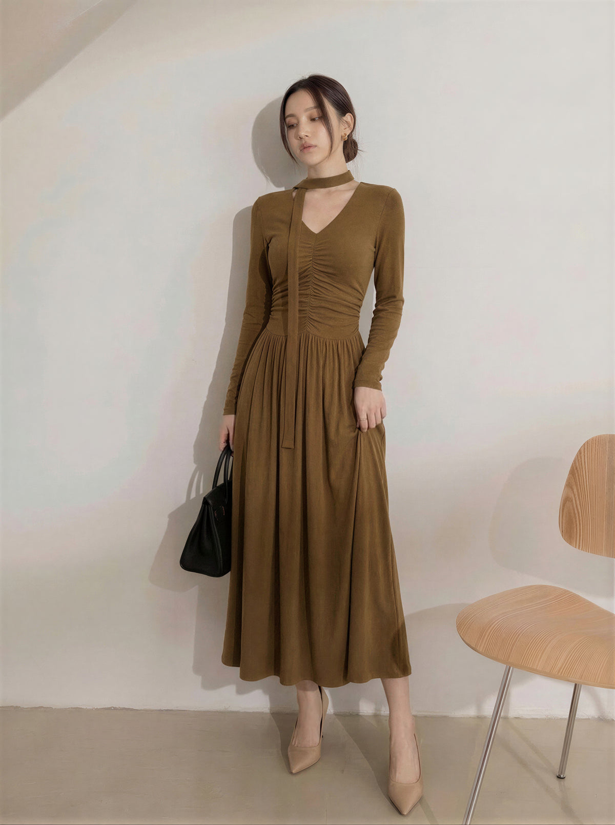 Vネック×ネックストラップデザイン ギャザーウエスト フレアニットワンピース