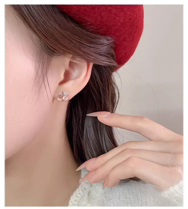 キャッツアイの艶感が可愛い 小ぶりチェリーピアス
