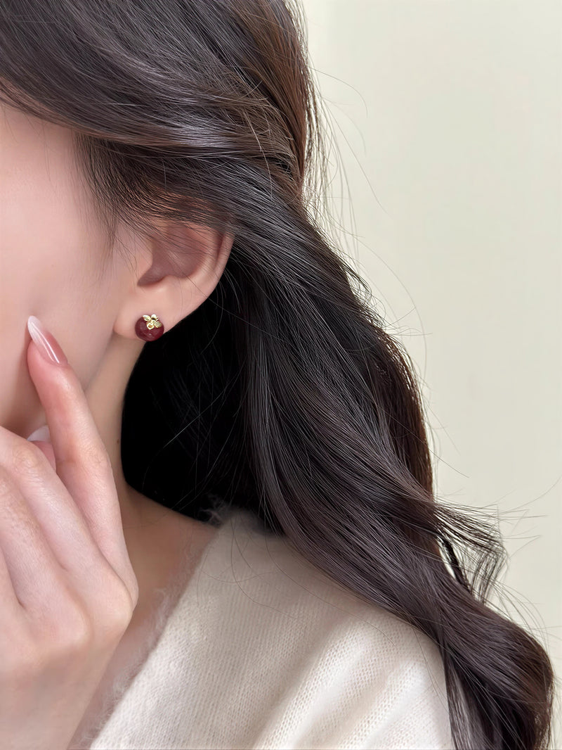 立体レッドフルーツ 小ぶりで繊細なピアス