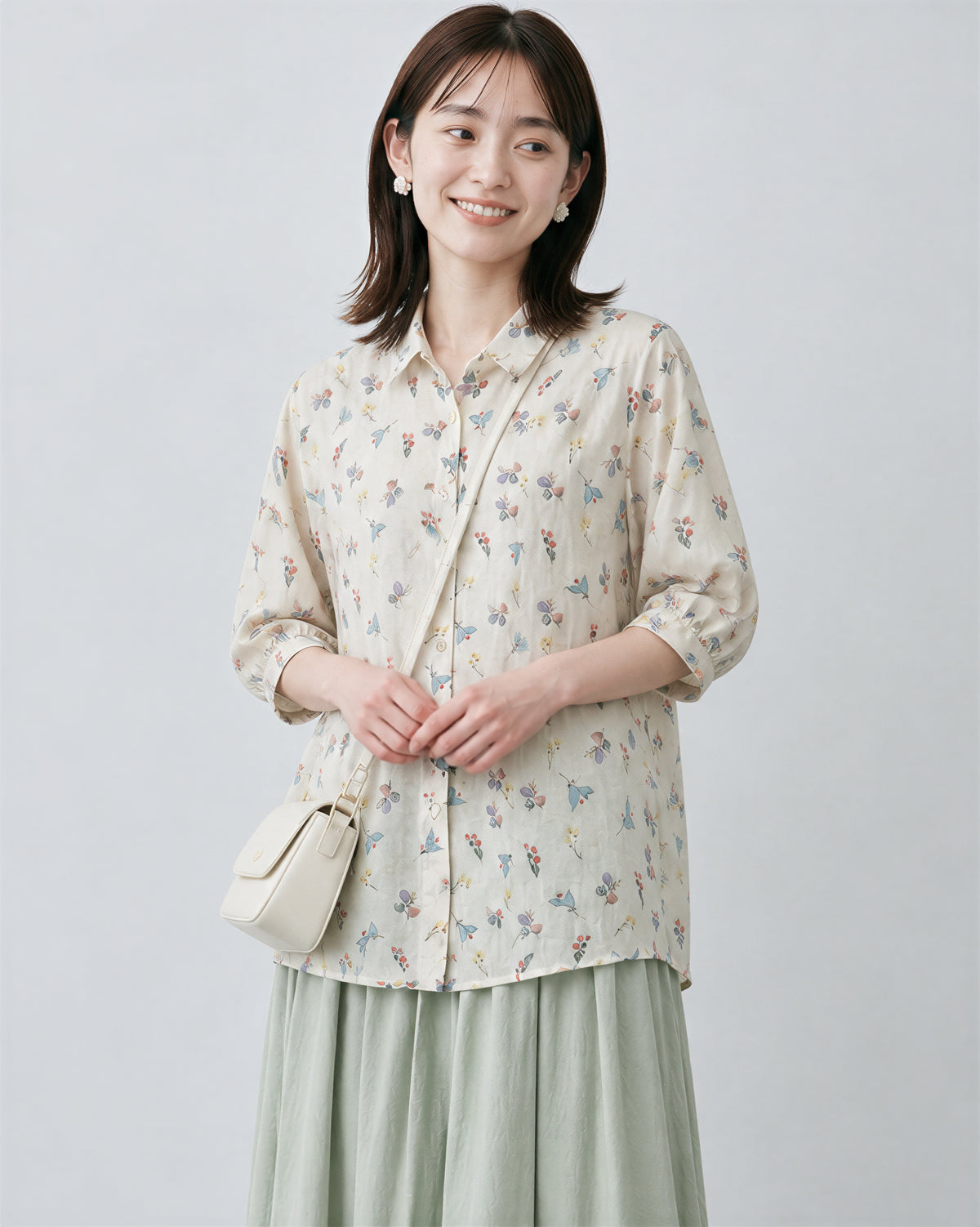 ライトベージュ 小花柄 ゆったりシャツ