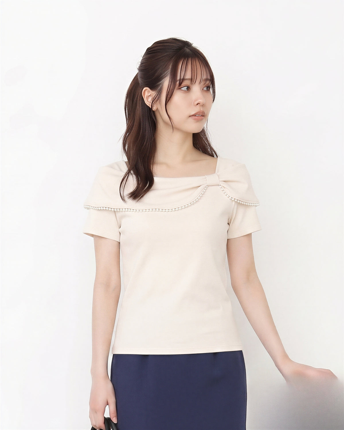 アシンメトリー折り返し襟 パールトリムTシャツ