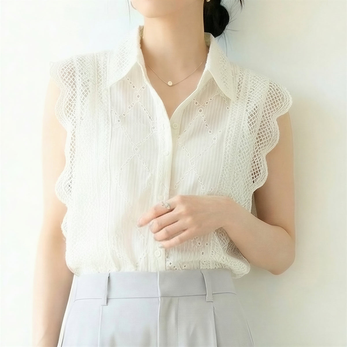 ホワイト 透かし刺繍×スカラップフリル ノースリーブシャツ