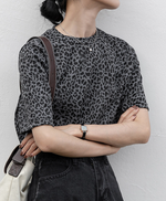 スモーキーグレー レオパード柄 スリムフィット 半袖Tシャツ