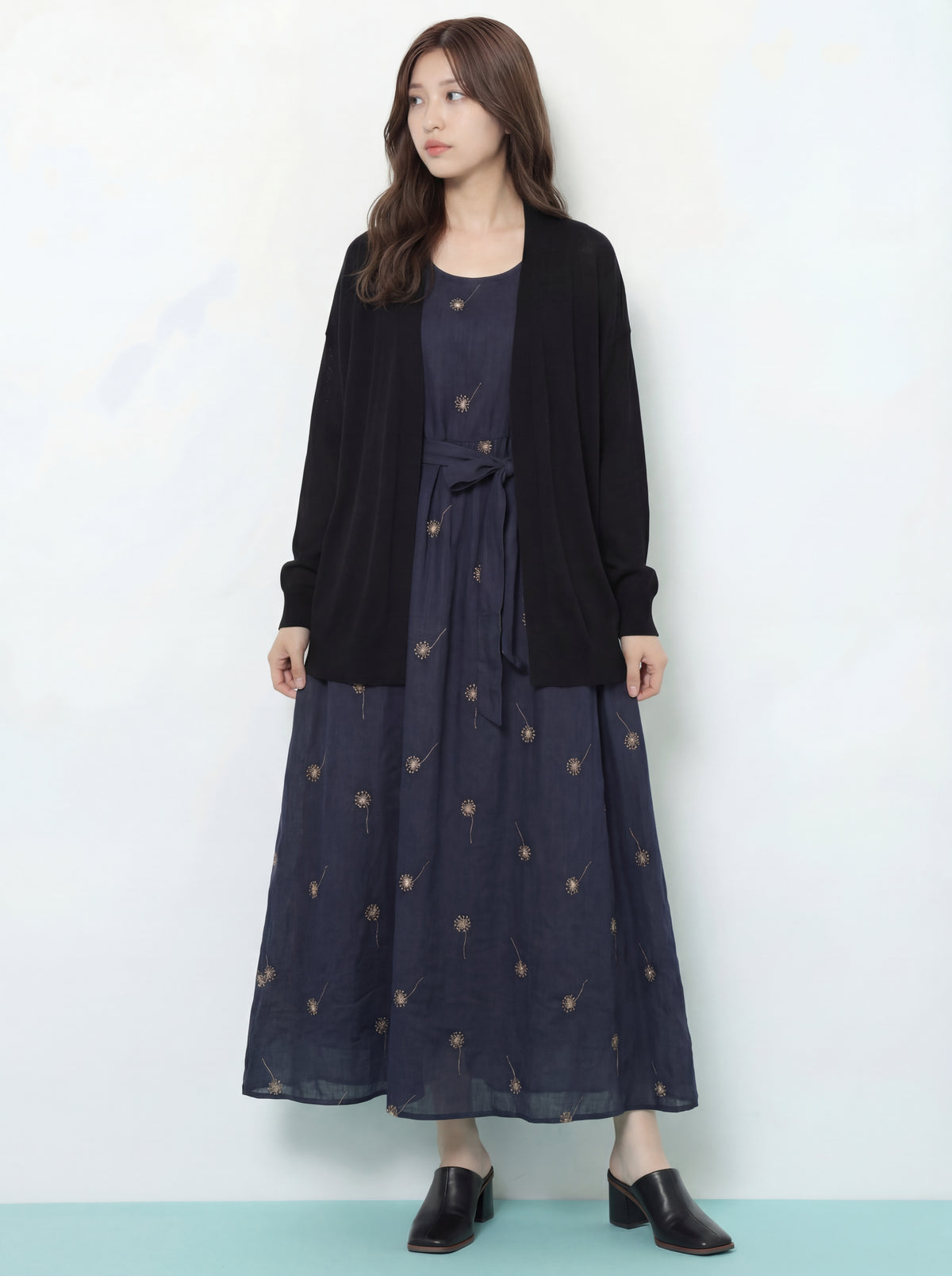 ネイビー 刺繍プリント ウエストリボン ノースリーブワンピース