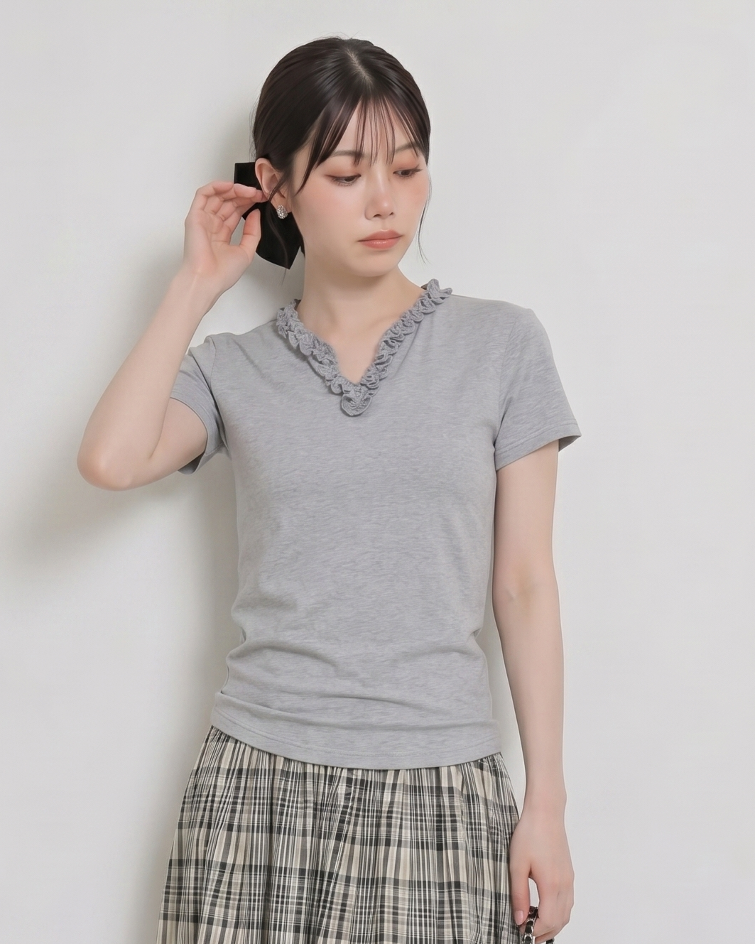 フリルVネック すっきりフィット 半袖 グレーTシャツ