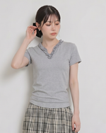 フリルVネック すっきりフィット 半袖 グレーTシャツ