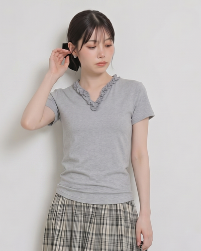 フリルVネック すっきりフィット 半袖 グレーTシャツ