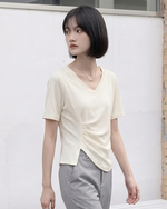 Vネック アシンメトリーギャザーTシャツ