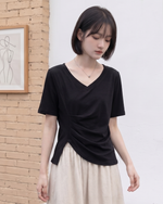 Vネック アシンメトリーギャザーTシャツ