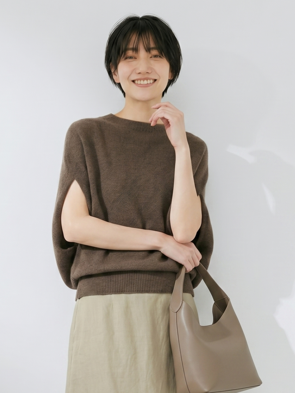 ケープ風シルエット スリット入り ノースリーブニット