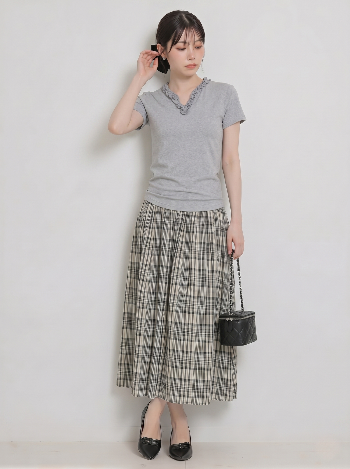 フリルVネック すっきりフィット 半袖 グレーTシャツ