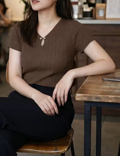 Vネック しずく型カットアウト リブ フィット 半袖ニットTシャツ