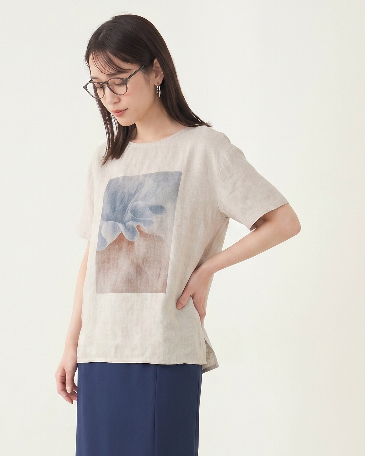 ライトベージュ ゆったりドロップショルダー クルーネック プリント半袖Tシャツ