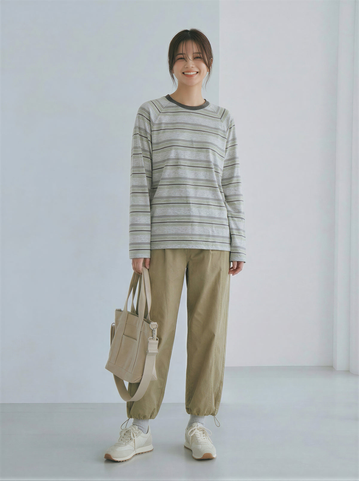 ライトグレー 細ボーダー ゆったりドロップショルダー 長袖Tシャツ