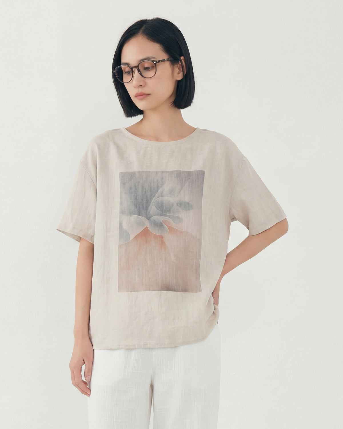 ライトベージュ ゆったりドロップショルダー クルーネック プリント半袖Tシャツ