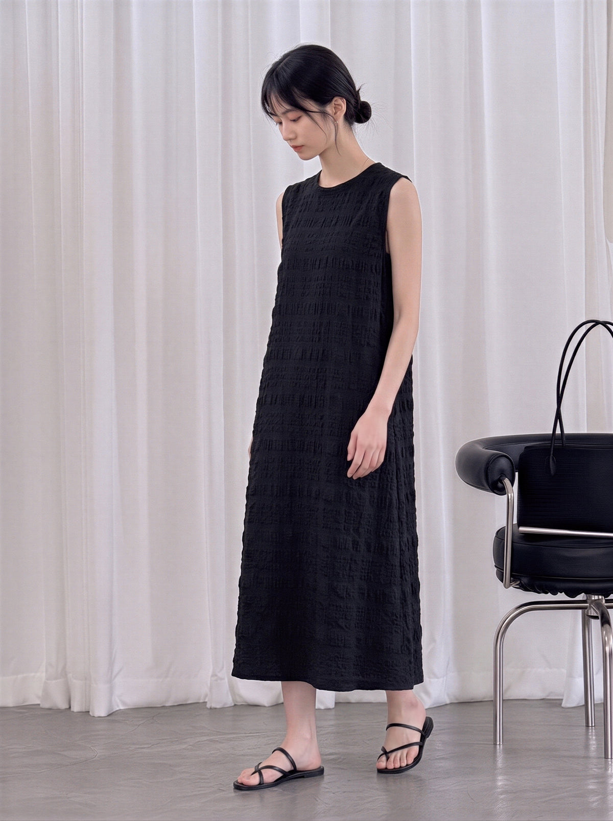 ゆったりストレートシルエット テクスチャー感 ノースリーブワンピース