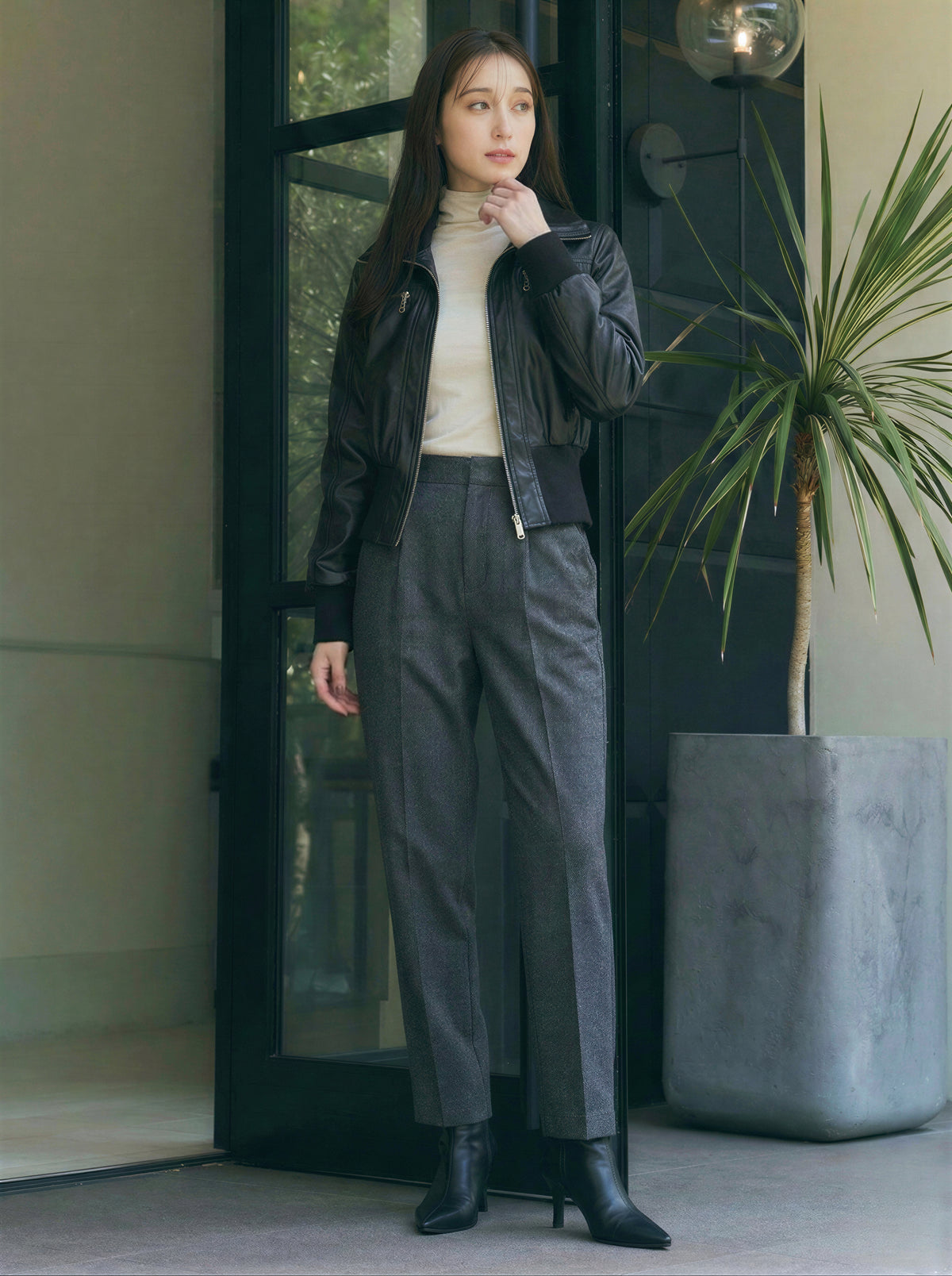 スタンドカラー ショート丈 ウエストシェイプ レザージャケット